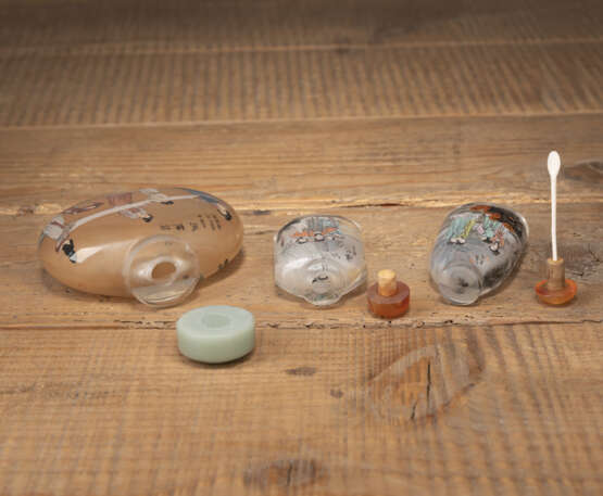 Drei innen bemalte Glas-Snuffbottles mit Darstellung von Hofdamen - photo 5