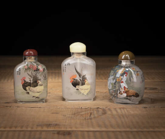 Drei innen bemalte Glas-Snuffbottles mit Hähnendekor - photo 1