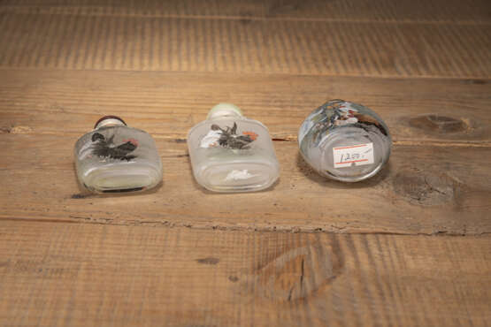 Drei innen bemalte Glas-Snuffbottles mit Hähnendekor - photo 3