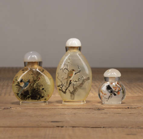 Drei innen bemalte Glas-Snuffbottles mit Vogeldekor - photo 2