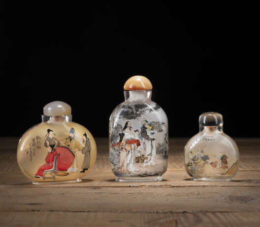 Drei Glas-Snuffbottles mit feiner Innenmalerei zum Thema 'Die Sieben Weisen des Bambushains', 'Han Xizais Abendbankett' und 'Drei (Generäle) gegen Lü Bo' - photo 1