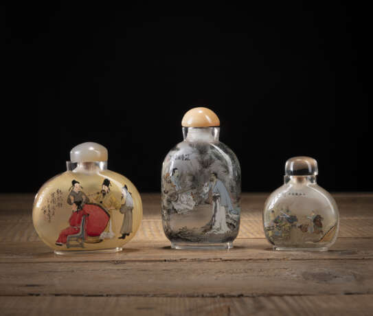 Drei Glas-Snuffbottles mit feiner Innenmalerei zum Thema 'Die Sieben Weisen des Bambushains', 'Han Xizais Abendbankett' und 'Drei (Generäle) gegen Lü Bo' - photo 2