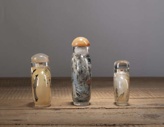 Drei Glas-Snuffbottles mit feiner Innenmalerei zum Thema 'Die Sieben Weisen des Bambushains', 'Han Xizais Abendbankett' und 'Drei (Generäle) gegen Lü Bo' - photo 3