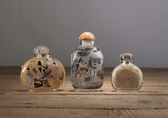 Drei Glas-Snuffbottles mit feiner Innenmalerei zum Thema 'Die Sieben Weisen des Bambushains', 'Han Xizais Abendbankett' und 'Drei (Generäle) gegen Lü Bo' - photo 4