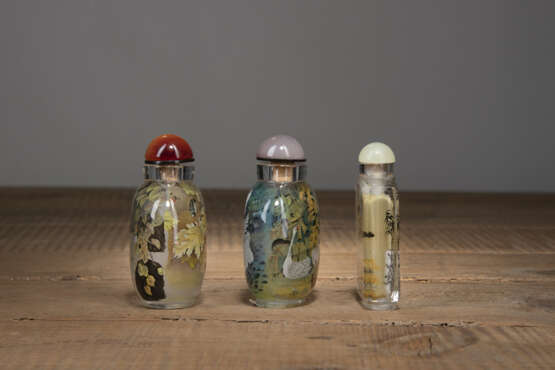 Drei innen bemalte Glas-Snuffbottle mit Darstellungen von Gänsen und Vögeln - photo 3