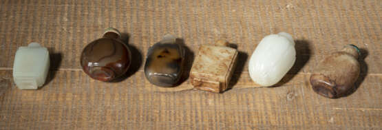 Sechs Snuffbottles aus Jade, Achat und Speckstein - фото 1