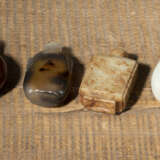 Sechs Snuffbottles aus Jade, Achat und Speckstein - Foto 1