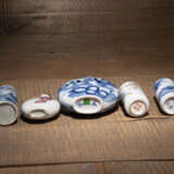 Fünf Snuffbottles aus Porzellan mit unterglasurblauem und 'Famille rose'-Figurendekor - фото 4