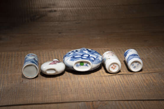 Fünf Snuffbottles aus Porzellan mit unterglasurblauem und 'Famille rose'-Figurendekor - Foto 4