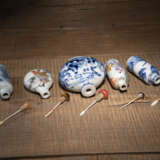 Fünf Snuffbottles aus Porzellan mit unterglasurblauem und 'Famille rose'-Figurendekor - Foto 5