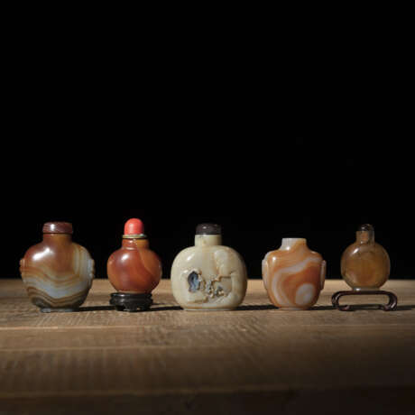 Fünf Snuffbottles aus Achat, eine geschnitzt mit einem Gelehrten in Gartenlandschaft - photo 1