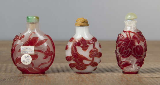 Drei Snuffbottles aus Pekingglas mit rotem Überfangdekor von Wilfgänsen, chilong, Phönix und Melonenfrüchten - photo 2