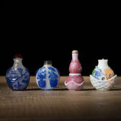 Vier Pekingglas-Snuffbottles mit polychromem Floral- und Landschaftsdekor, teils mit blauem Überfang