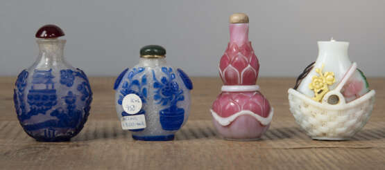 Vier Pekingglas-Snuffbottles mit polychromem Floral- und Landschaftsdekor, teils mit blauem Überfang - фото 2