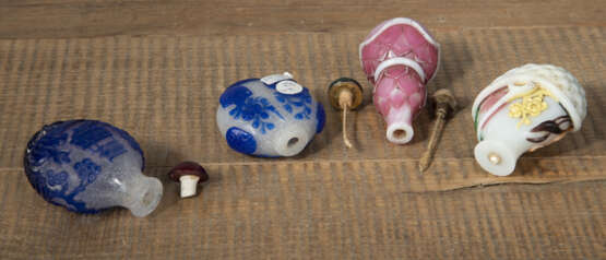 Vier Pekingglas-Snuffbottles mit polychromem Floral- und Landschaftsdekor, teils mit blauem Überfang - фото 4