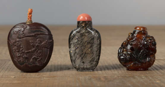 Zwei Snuffbottles aus Quartz und geschnitzter, bemalter Nussschale und ein weitere Snuffbottle mit chilong-Dekor - Foto 3