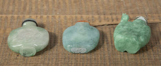 Zwei flache Snuffbottles aus Jade, teils geschnitzt mit Drachen, und ein weitere Snuffbottle in Form eines Shoulao - Foto 3