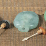 Zwei flache Snuffbottles aus Jade, teils geschnitzt mit Drachen, und ein weitere Snuffbottle in Form eines Shoulao - Foto 4
