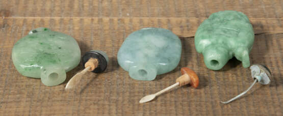 Zwei flache Snuffbottles aus Jade, teils geschnitzt mit Drachen, und ein weitere Snuffbottle in Form eines Shoulao - Foto 4