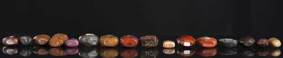16 Snuffbottles aus Achat u. a., teilweise mit Reliefdekor - photo 4