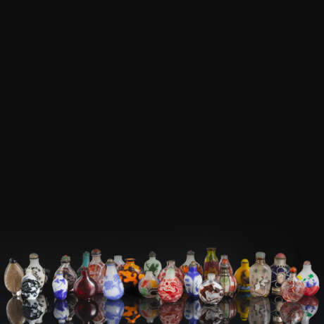 26 Snuffbottles u. a. aus Pekingglas mit Überfang und innenbemaltem Glas - фото 1