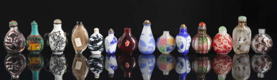 26 Snuffbottles u. a. aus Pekingglas mit Überfang und innenbemaltem Glas - photo 3