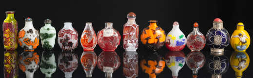 26 Snuffbottles u. a. aus Pekingglas mit Überfang und innenbemaltem Glas - photo 6