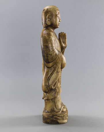 Figur eines Mönchs aus Speckstein mit Gebetskette - photo 2