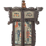 Laterne aus Holz mit Hinterglasmalerei von Figuren - photo 1