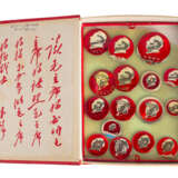 Sammlung Mao-Pins in roter Schachtel in Form eines Mao-Buchs mit drei Einsätzen - photo 1