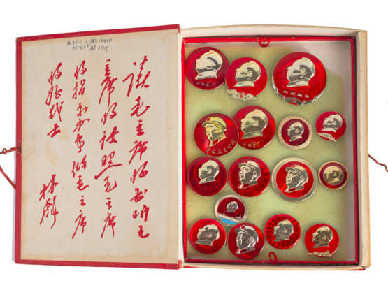 Sammlung Mao-Pins in roter Schachtel in Form eines Mao-Buchs mit drei Einsätzen - photo 1