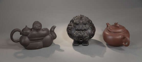 Drei Zisha-Objekte: Teekännchen mit Bambusdekor und Hasen-Knauf, Teekanne in Form eines ruhenden Gelehrten und Räuchergefäß in Form des Luduan - photo 2