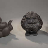 Drei Zisha-Objekte: Teekännchen mit Bambusdekor und Hasen-Knauf, Teekanne in Form eines ruhenden Gelehrten und Räuchergefäß in Form des Luduan - Foto 2