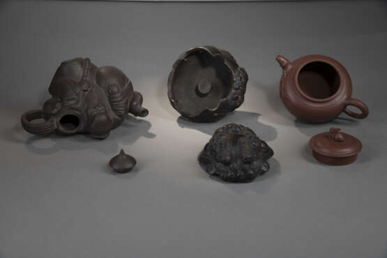 Drei Zisha-Objekte: Teekännchen mit Bambusdekor und Hasen-Knauf, Teekanne in Form eines ruhenden Gelehrten und Räuchergefäß in Form des Luduan - фото 3