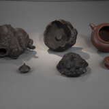 Drei Zisha-Objekte: Teekännchen mit Bambusdekor und Hasen-Knauf, Teekanne in Form eines ruhenden Gelehrten und Räuchergefäß in Form des Luduan - Foto 3