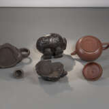 Drei Zisha-Objekte: Teekännchen mit Bambusdekor und Hasen-Knauf, Teekanne in Form eines ruhenden Gelehrten und Räuchergefäß in Form des Luduan - Foto 4