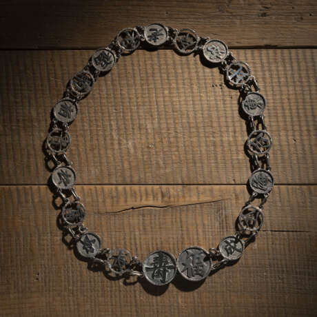Silber-Hochzeitsgürtel mit glückverheißenden Schriftzeichen in Medaillon - фото 1
