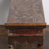 Miniatur -Altartisch aus Holz mit figuralem Lackdekor und Schürze mit Eichhörnchen zwischen Weinlaub im Durchbruch geschnitzt - photo 4