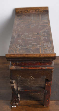 Miniatur -Altartisch aus Holz mit figuralem Lackdekor und Schürze mit Eichhörnchen zwischen Weinlaub im Durchbruch geschnitzt - Foto 4