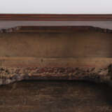 Miniatur -Altartisch aus Holz mit figuralem Lackdekor und Schürze mit Eichhörnchen zwischen Weinlaub im Durchbruch geschnitzt - photo 5