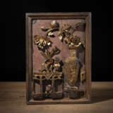 Reliefbild aus Holz, geschnitzt mit Antiquitäten, partiell rotlackiert und vergoldet - Foto 1