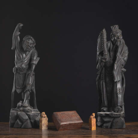 Zwei Holzfiguren, eine Deckeldose mit Affendekor und zwei Specksteinsiegel - photo 1