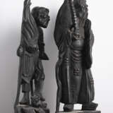 Zwei Holzfiguren, eine Deckeldose mit Affendekor und zwei Specksteinsiegel - photo 4