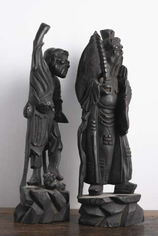 Zwei Holzfiguren, eine Deckeldose mit Affendekor und zwei Specksteinsiegel - Foto 4
