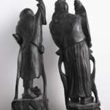 Zwei Holzfiguren, eine Deckeldose mit Affendekor und zwei Specksteinsiegel - photo 5