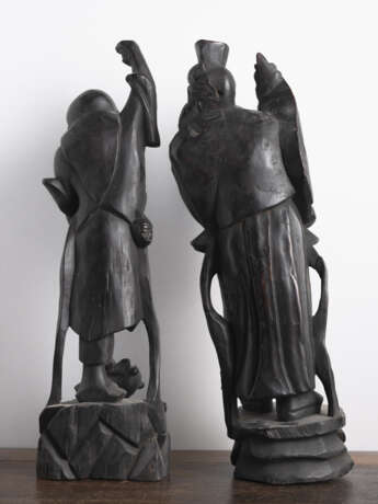 Zwei Holzfiguren, eine Deckeldose mit Affendekor und zwei Specksteinsiegel - Foto 5