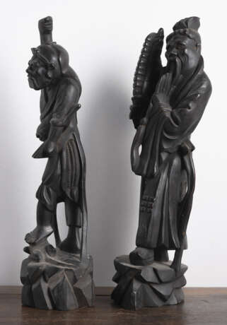 Zwei Holzfiguren, eine Deckeldose mit Affendekor und zwei Specksteinsiegel - Foto 6