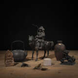 Konvolut Kunstgewerbe, u. a. ein Samurai zu Pferde, Fo-Löwe, Tetsubin, Tsa-Tsa - photo 1