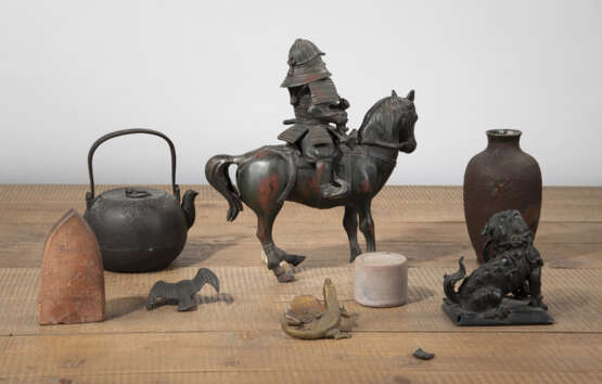 Konvolut Kunstgewerbe, u. a. ein Samurai zu Pferde, Fo-Löwe, Tetsubin, Tsa-Tsa - Foto 2