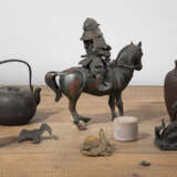 Konvolut Kunstgewerbe, u. a. ein Samurai zu Pferde, Fo-Löwe, Tetsubin, Tsa-Tsa - photo 2